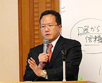 湊　信明 氏